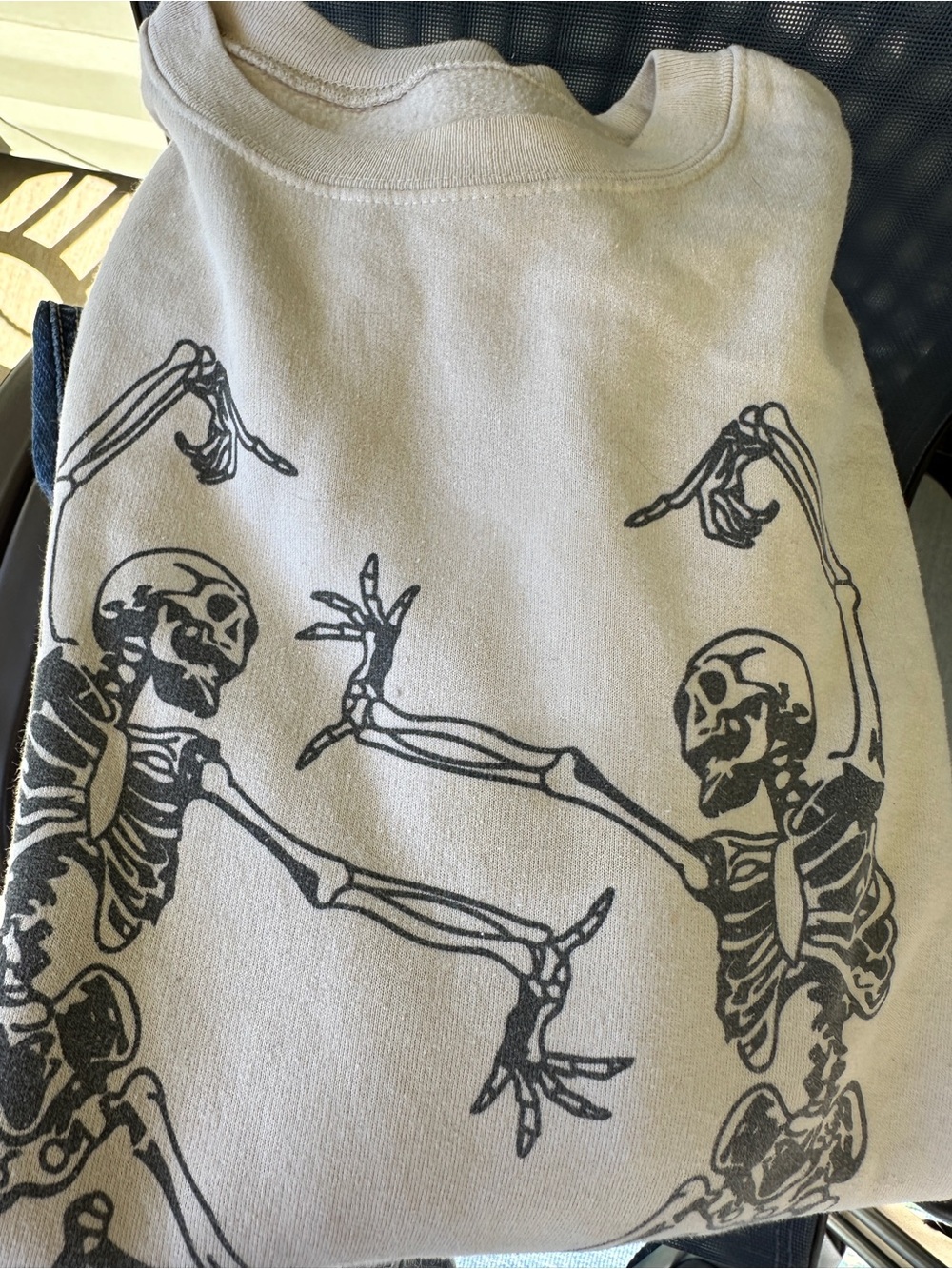 Dancing Skeletons cream colored oversized Skeleton Graphic Sweatshirt soft sz L - Picture 4 of 4